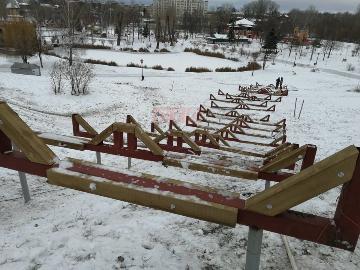 В Сумах в Детском парке строят снежную горку В Сумах в Детском парке строят снежную горку